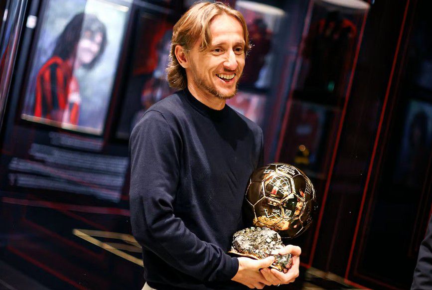 Croata sorridente com o troféu - Foto: Milan