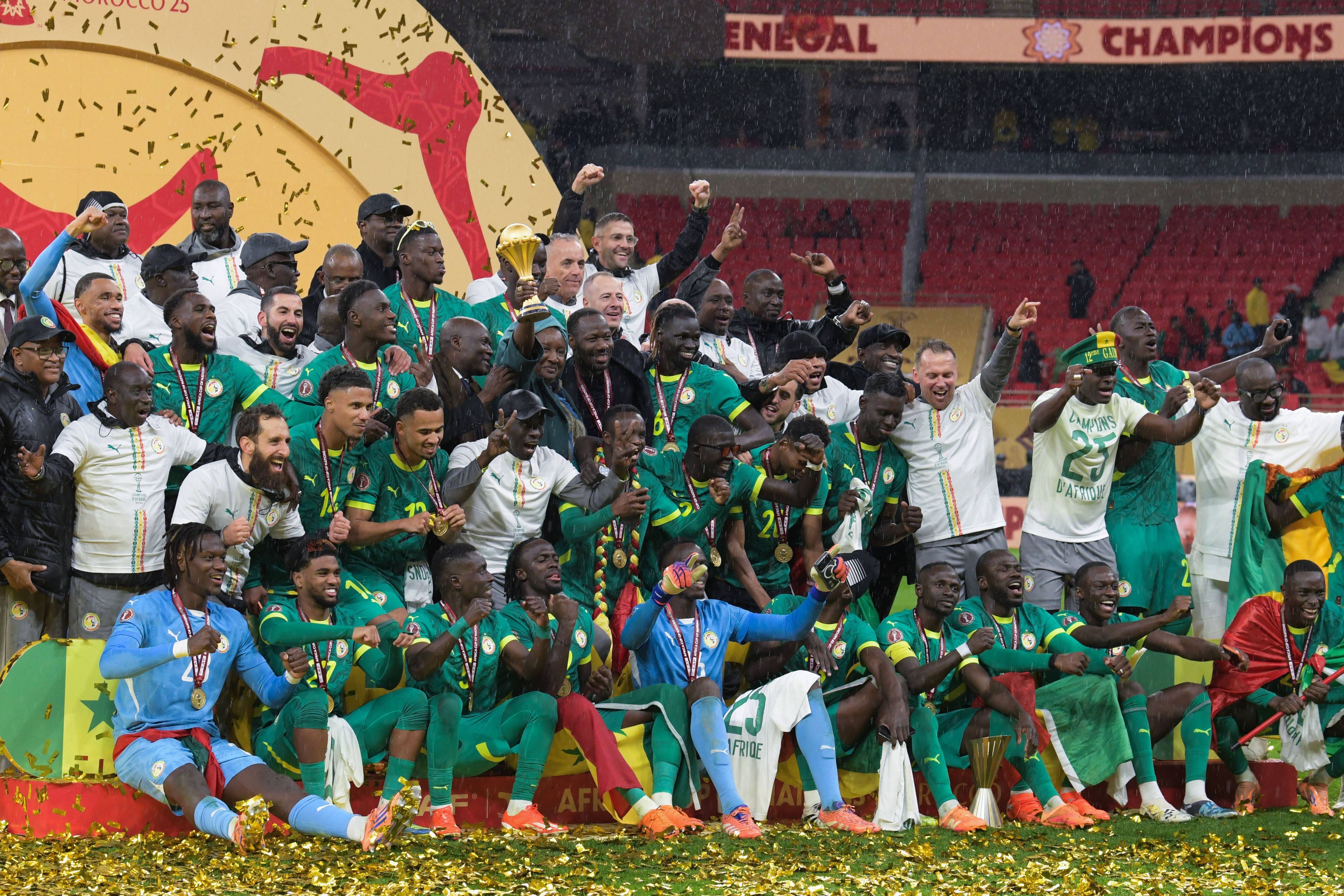 Jogadores do Senegal a festejarem a conquista do CAN em Marrocos
