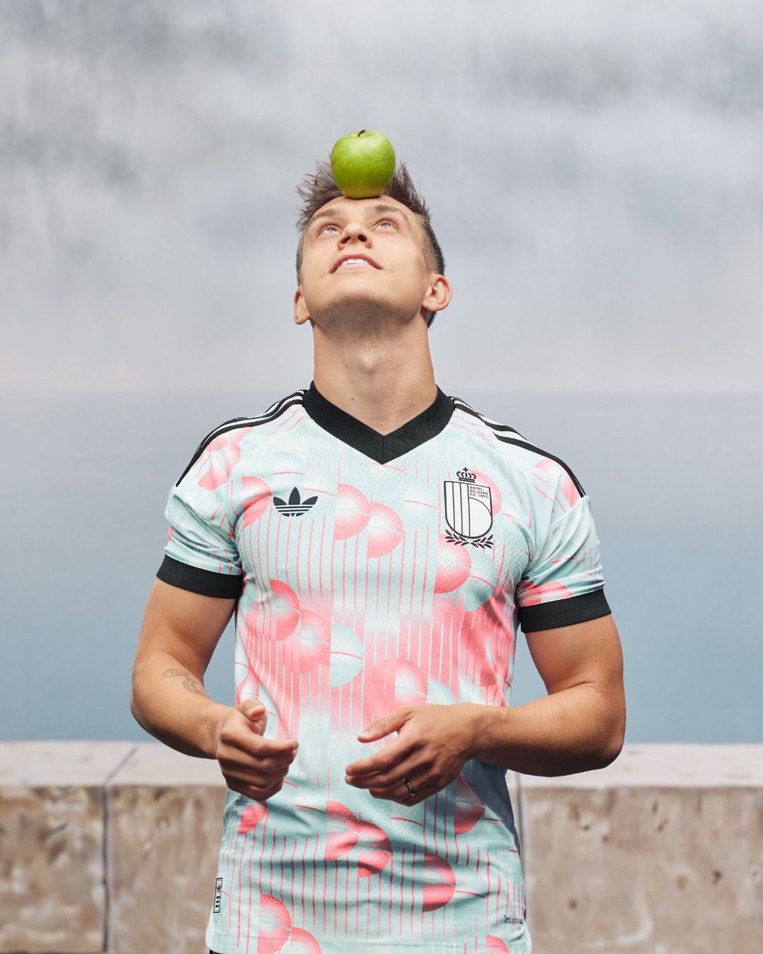 Bélgica revelou camisola alternativa para o Mundial, com inspiração em René Magritte - Foto: Federação Belga de Futebol/Instagram