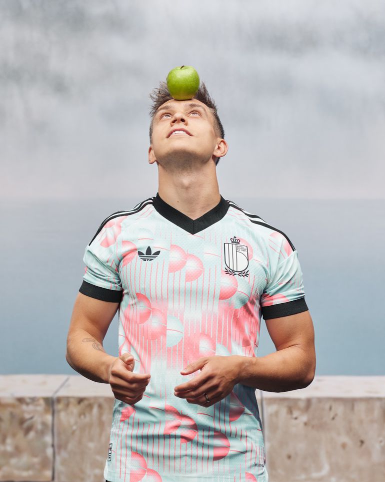 Bélgica revelou camisola alternativa para o Mundial, com inspiração em René Magritte - Foto: Federação Belga de Futebol/Instagram