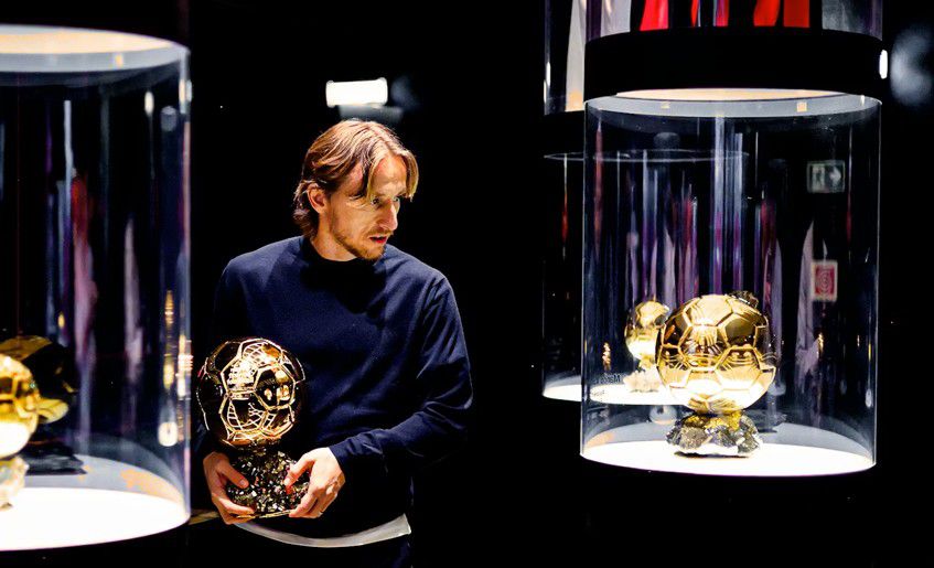 Bola de Ouro de Modric pode ser vista no museu do clube italiano  - Foto: Milan