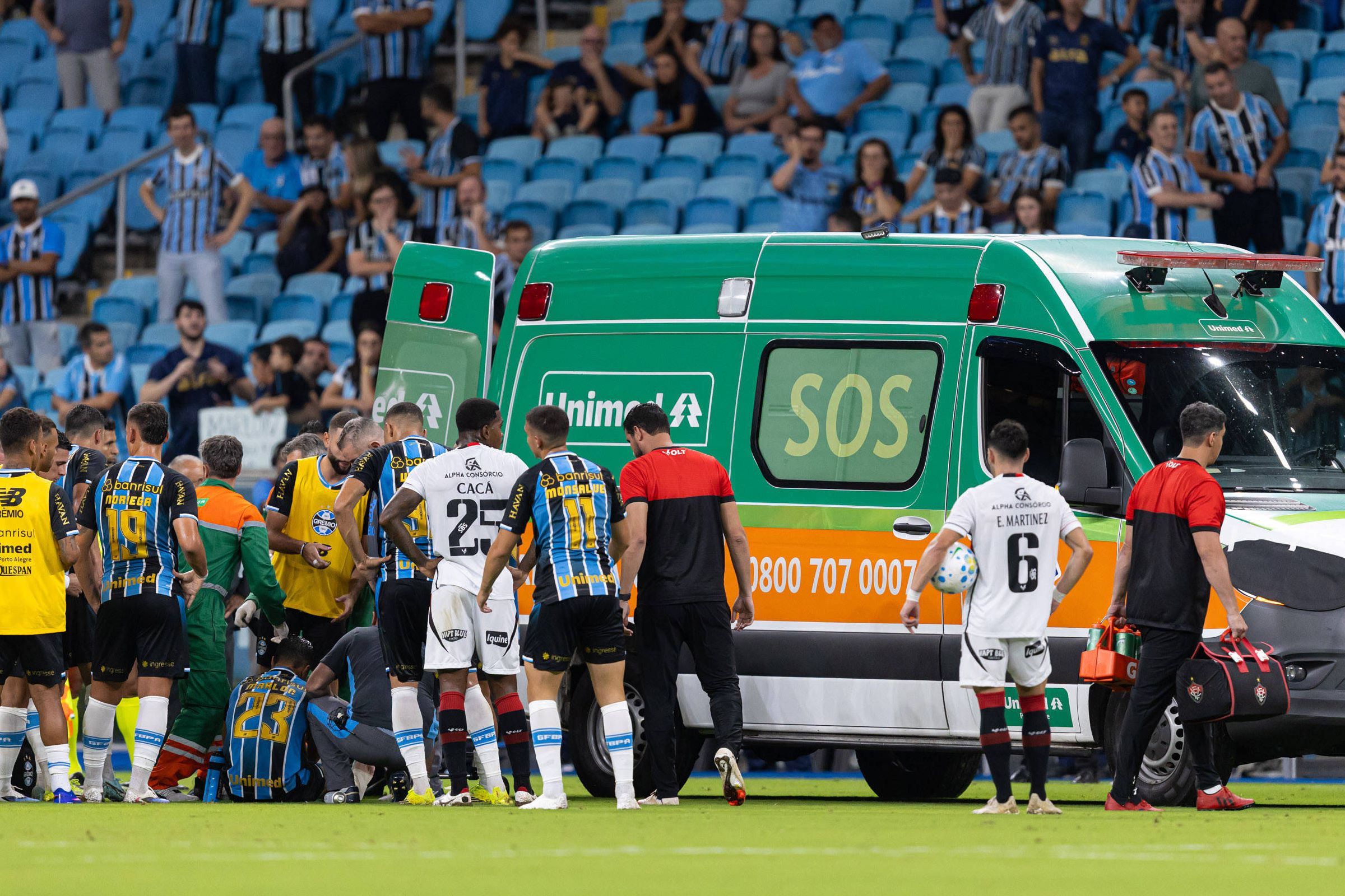Marlon, jogador do Grêmio, lesionou-se gravemente