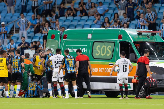 Marlon, jogador do Grêmio, lesionou-se gravemente