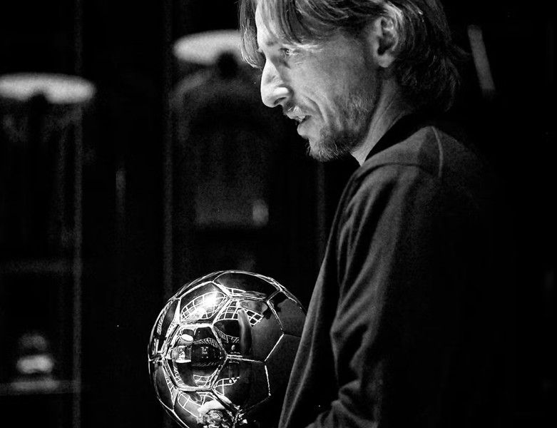 A contemplar outros troféus que estão no espaço - Foto: Milan