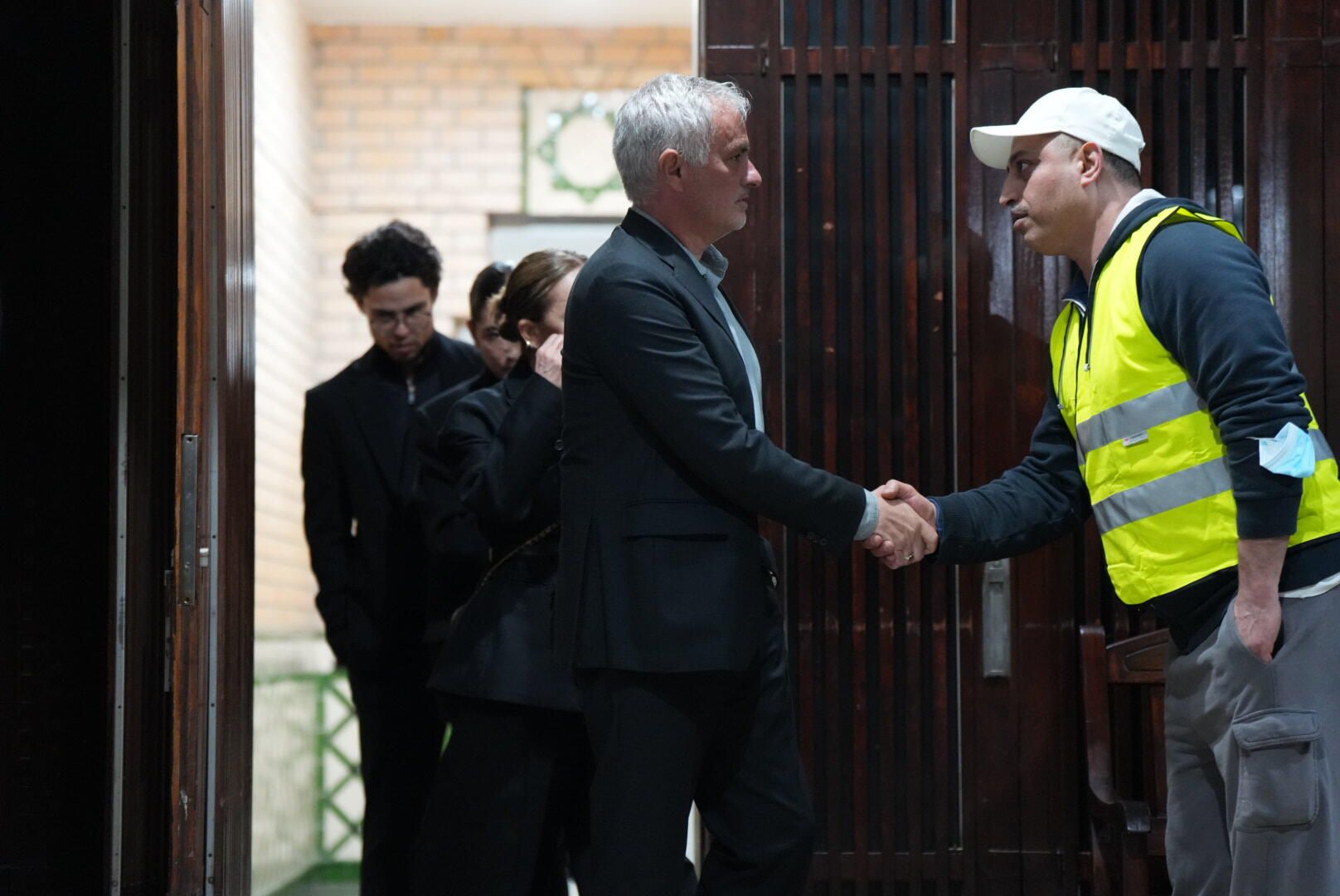José Mourinho à saída do velório de Silvino (Foto: Maycon Quiozini)