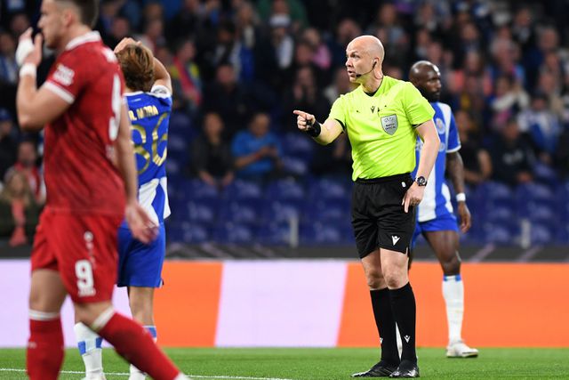 Anthony Taylor adverte Rodrigo Mora (Foto Rogério Ferreira/Kapta+)