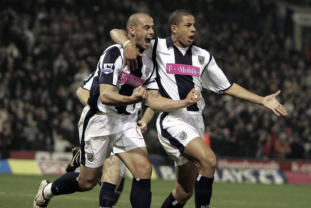Neil Clement (à esquerda) a celebrar um golo pelo West Bromwich em 2005 (IMAGO)