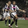 Neil Clement (à esquerda) a celebrar um golo pelo West Bromwich em 2005 (IMAGO)