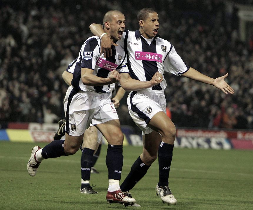 Neil Clement (à esquerda) a celebrar um golo pelo West Bromwich em 2005 (IMAGO)