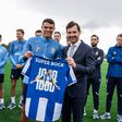 André Villas-Boas entregou camisola especial a Thiago Silva - Foto: FC Porto
