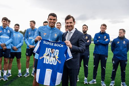André Villas-Boas entregou camisola especial a Thiago Silva - Foto: FC Porto