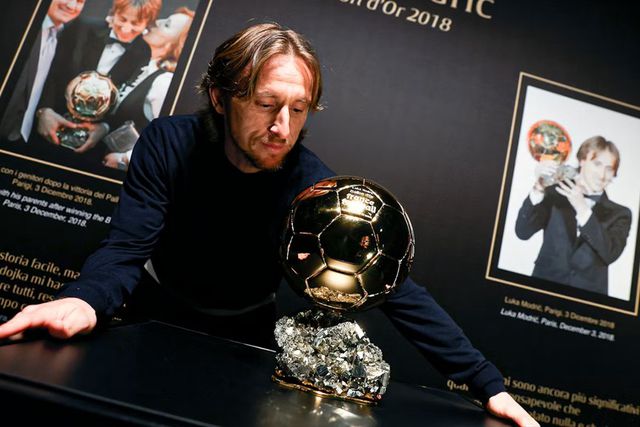 Luka Modric a contemplar a Bola de Ouro que conquistou em 2018 - Foto: Milan