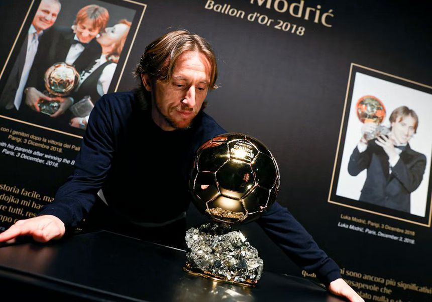 Luka Modric a contemplar a Bola de Ouro que conquistou em 2018 - Foto: Milan