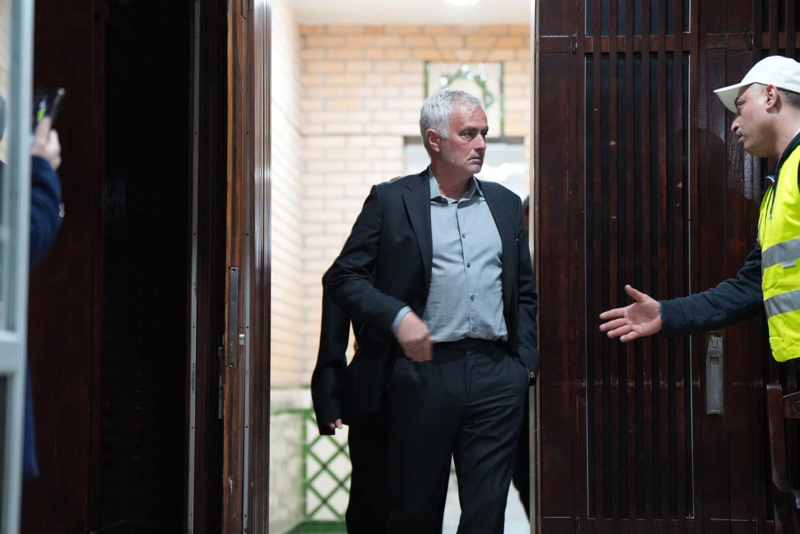 José Mourinho à saída do velório de Silvino (Foto: Maycon Quiozini)