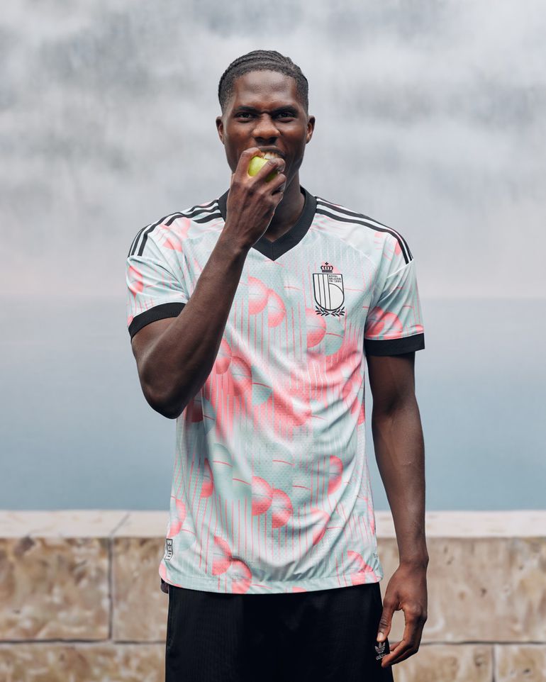 Bélgica revelou camisola alternativa para o Mundial, com inspiração em René Magritte - Foto: Federação Belga de Futebol/Instagram