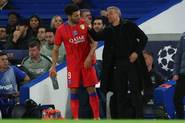 Luis Enrique à conversa com Gonçalo Ramos em Stamford Bridge