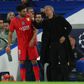 Luis Enrique à conversa com Gonçalo Ramos em Stamford Bridge