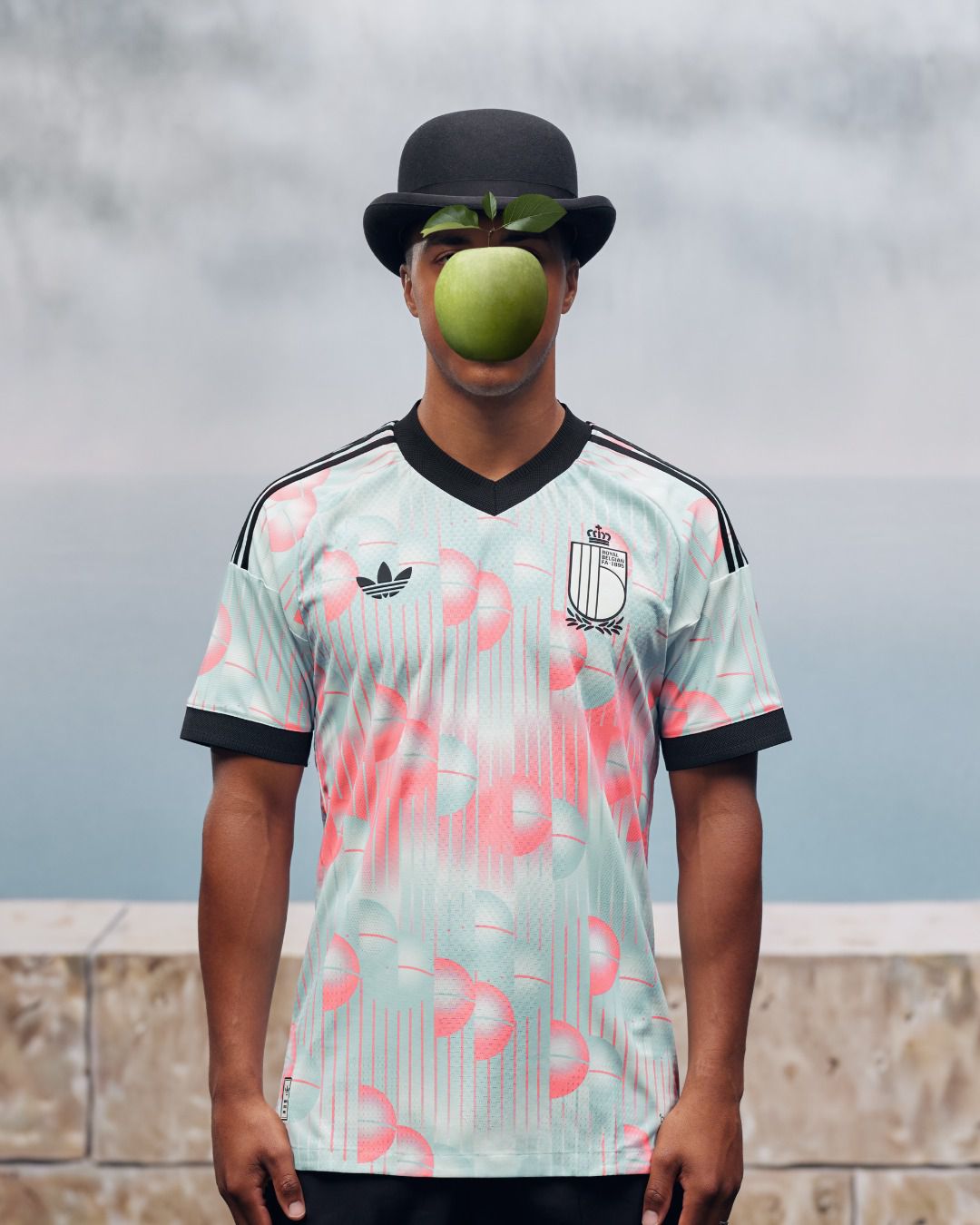 Bélgica revelou camisola alternativa para o Mundial, com inspiração em René Magritte - Foto: Federação Belga de Futebol/Instagram