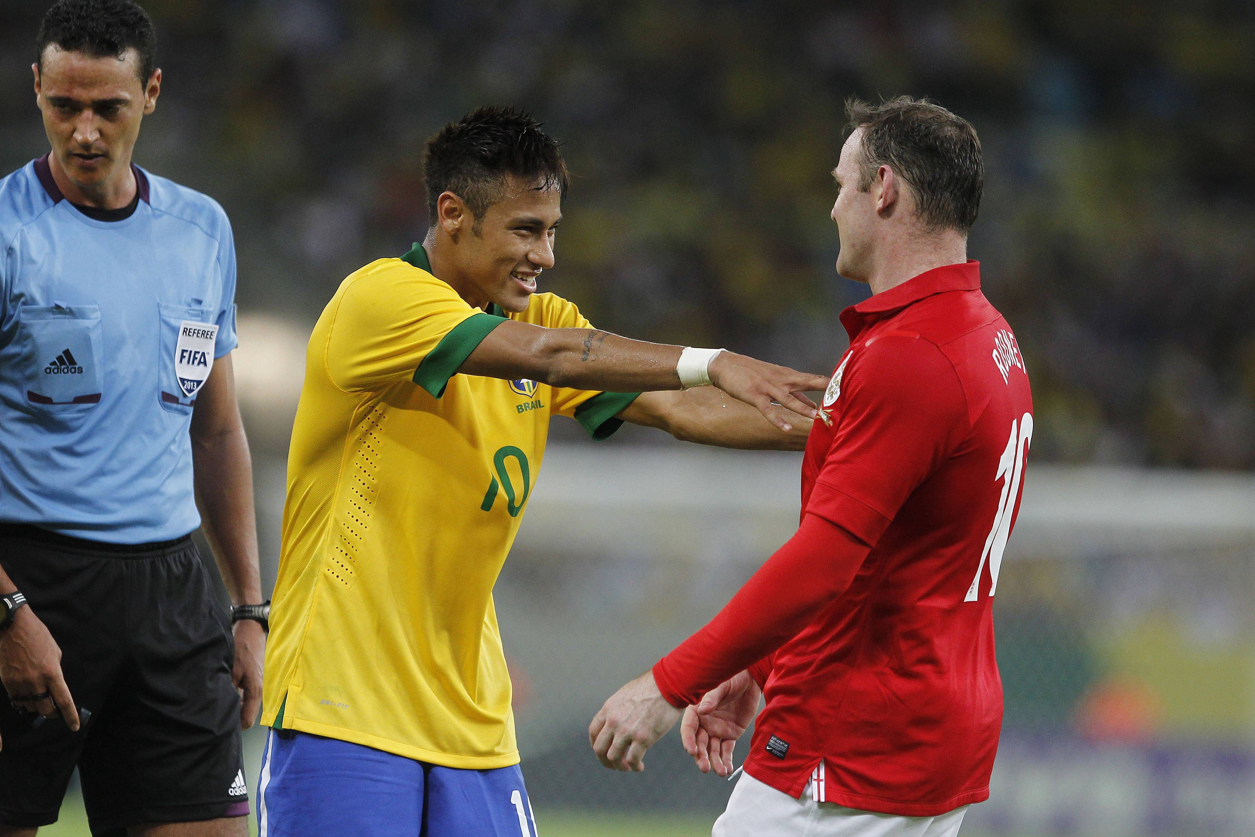 Neymar e Rooney defrontaram-se num particular em 2013
