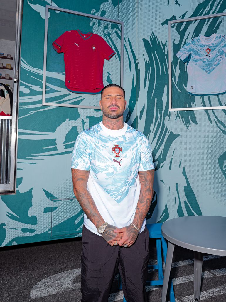 Ricardo Quaresma com a camisola secundária de Portugal  (Foto: Puma)