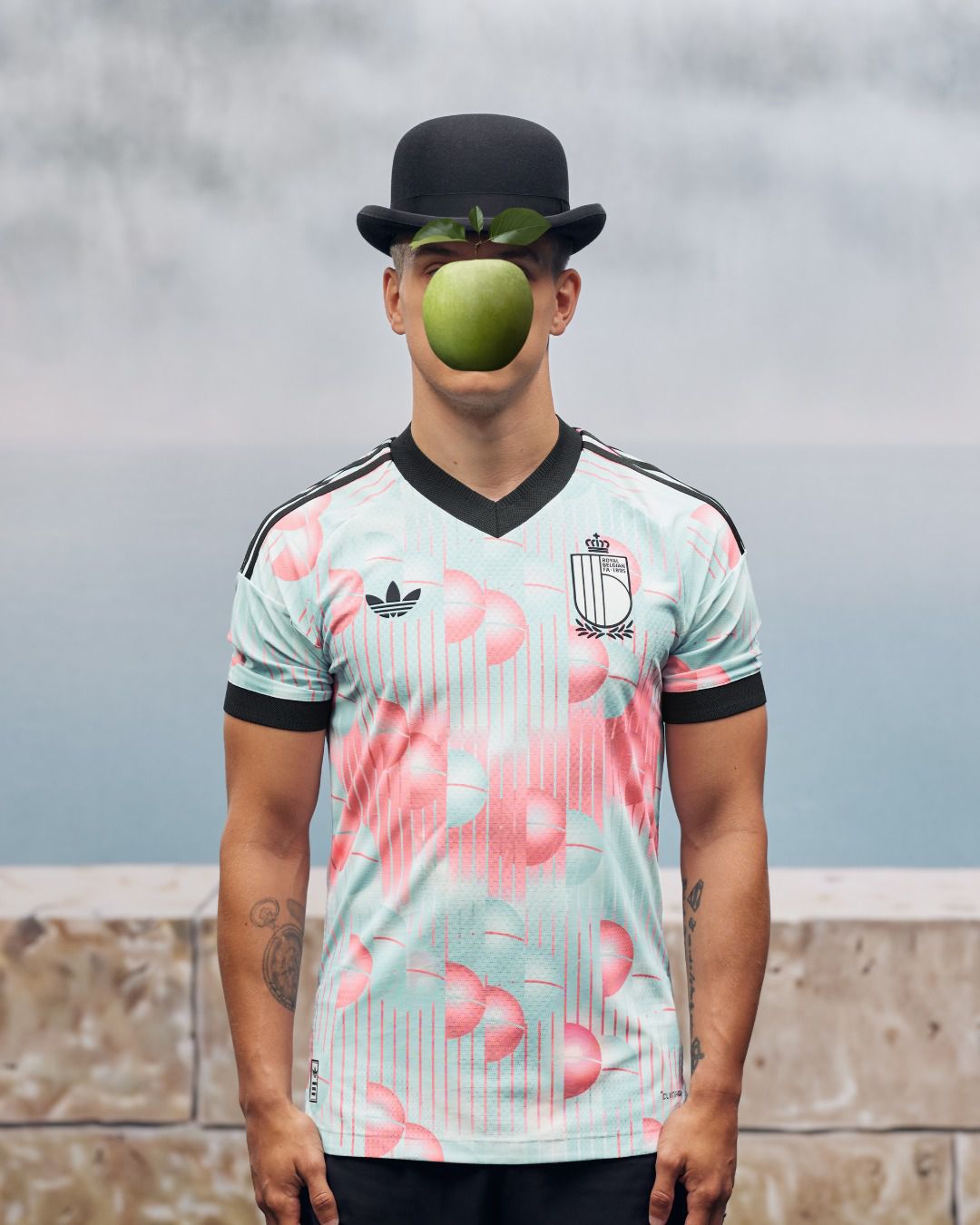Bélgica revelou camisola alternativa para o Mundial, com inspiração em René Magritte - Foto: Federação Belga de Futebol/Instagram