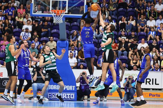 FC Porto vence clássico com Sporting e mantém liderança da Liga e invencibilidade na Dragão Arena