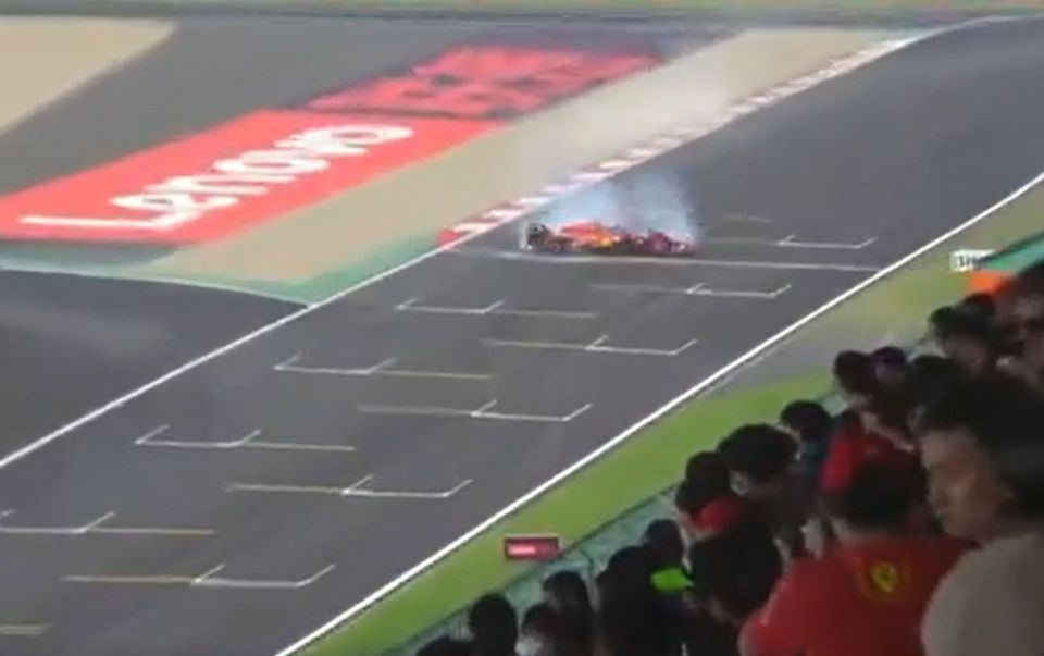Vídeo: Despiste de Sainz e bandeira vermelha na qualificação do GP da China