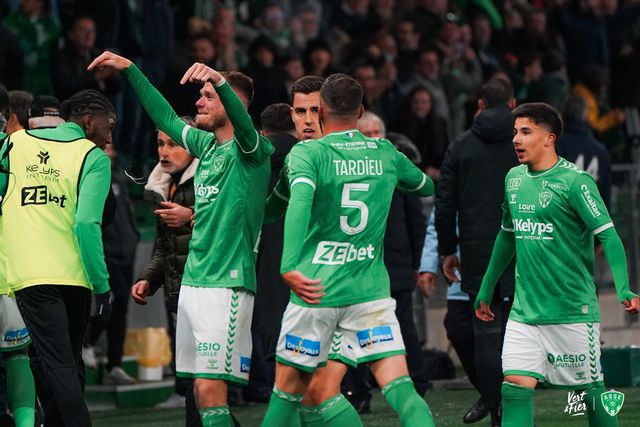 A extraordinária comunhão entre os jogadores do Saint-Étienne e o Caldeirão