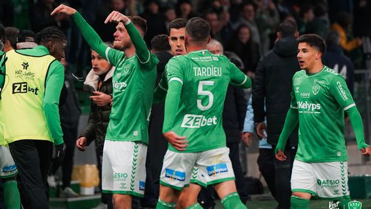 A extraordinária comunhão entre os jogadores do Saint-Étienne e o Caldeirão