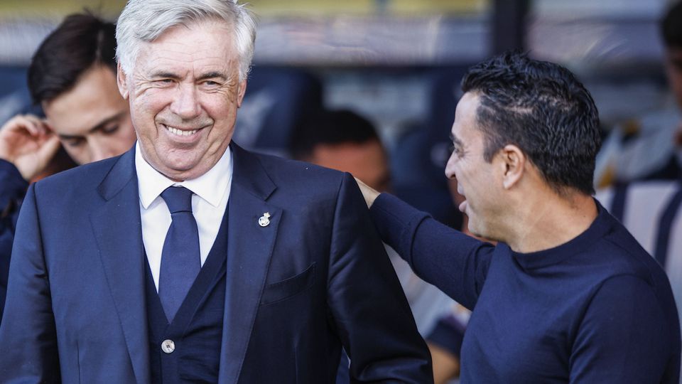 Ancelotti comenta continuidade de Xavi no Barcelona: «Decisão correta»