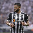 VÍDEO: Adepto na bancada recebe remate de Hulk... com o peito