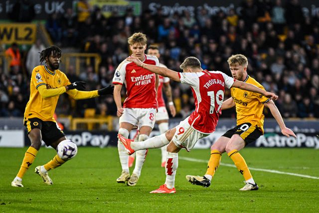 Arsenal sofre mais do que o necessário mas vence Wolverhampton