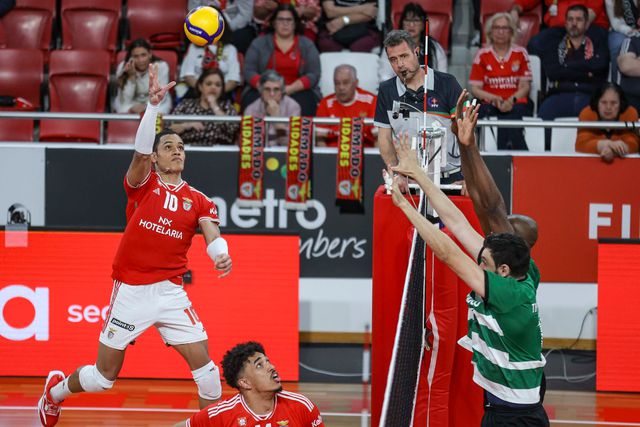 Benfica bate Sporting e adianta-se na final do campeonato