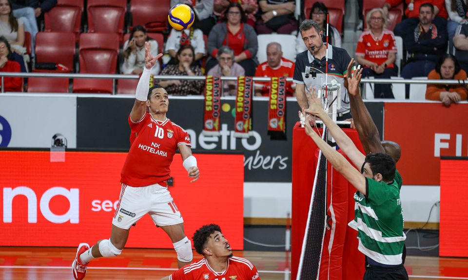 Benfica bate Sporting e adianta-se na final do campeonato