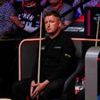 Kyren Wilson e Lei Peifan durante o encontro da primeira ronda do Mundial de snooker