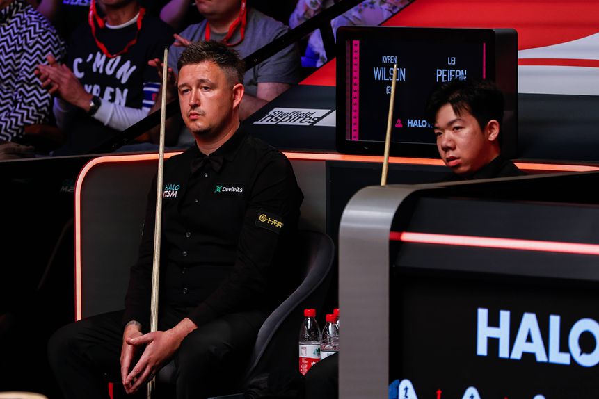 Kyren Wilson e Lei Peifan durante o encontro da primeira ronda do Mundial de snooker