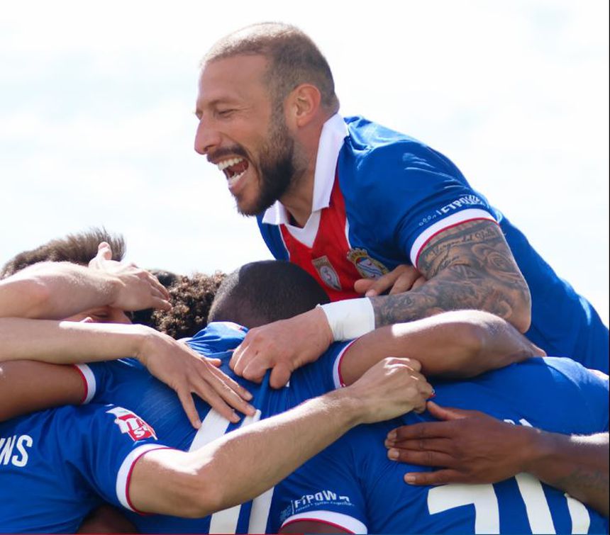 Festa rija dos jogadores do emblema ribatejano após a vitória gorda sobre o UD Oliveirense (Foto: Alverca)