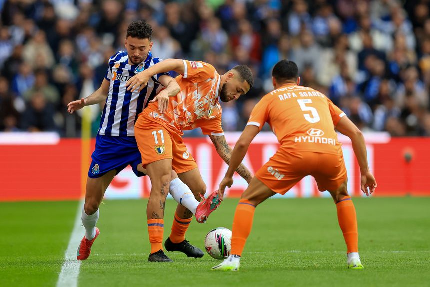 Extremo espanhol dos famalicenses vai cumprir um jogo de suspensão na receção aos arsenalistas (Foto: José Coelho/LUSA)