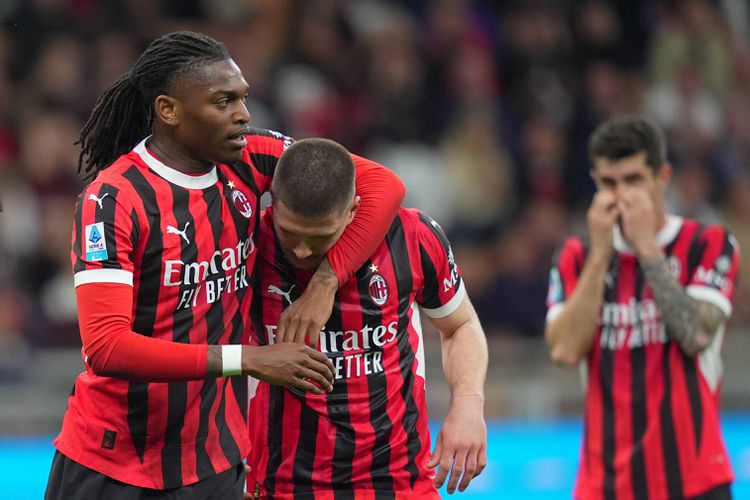 Rafael Leão a consolar Jovic, após o falhanço do sérvio (Imago)