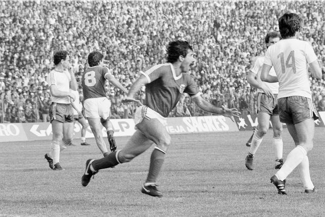 Filipovic e Chalana comemoram o golo do jugoslavo em Craiova, que valeu a qualificação do Benfica para a final da Taça UEFA na época 1982/1983