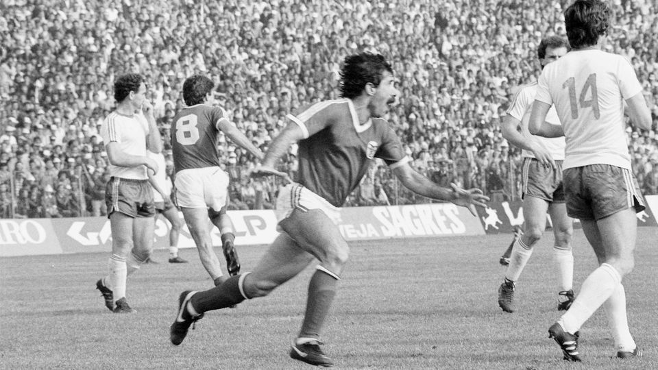 Filipovic e Chalana comemoram o golo do jugoslavo em Craiova, que valeu a qualificação do Benfica para a final da Taça UEFA na época 1982/1983