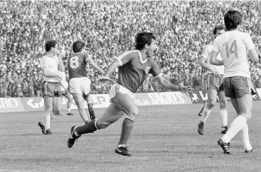Filipovic e Chalana comemoram o golo do jugoslavo em Craiova, que valeu a qualificação do Benfica para a final da Taça UEFA na época 1982/1983