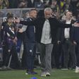 José Mourinho, treinador do Fenerbahçe, de braços abertos