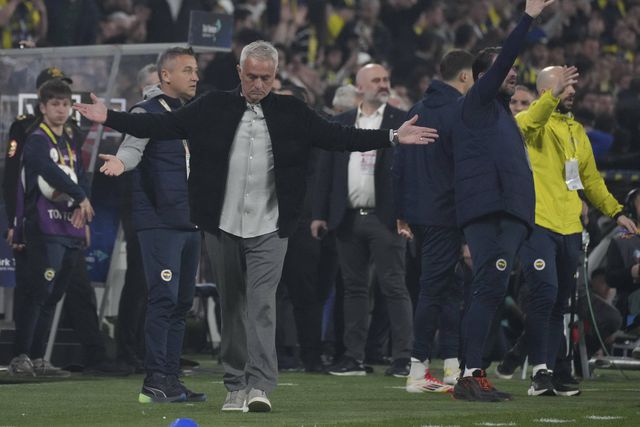 José Mourinho, treinador do Fenerbahçe, de braços abertos