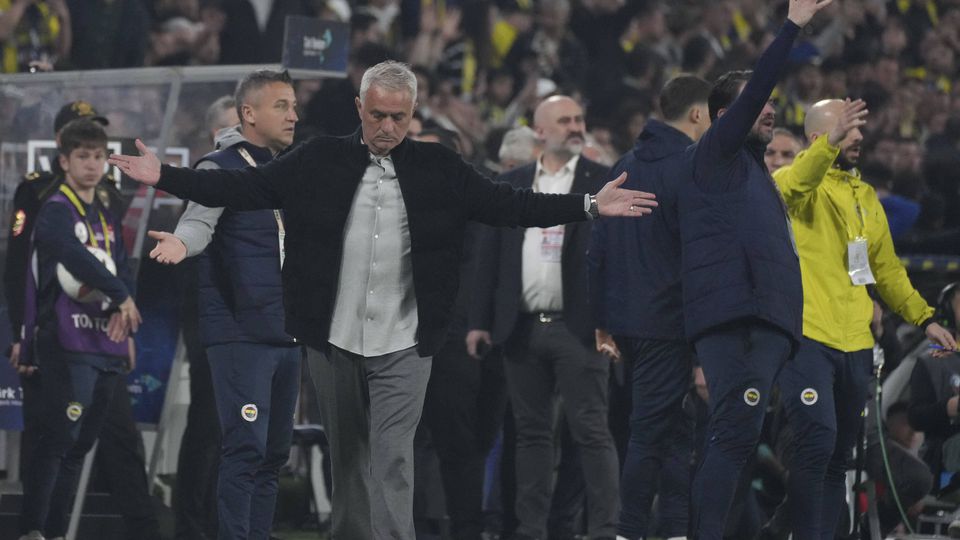 José Mourinho, treinador do Fenerbahçe, de braços abertos