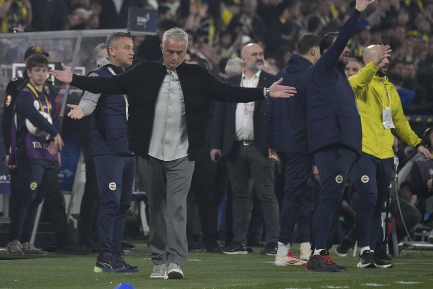 José Mourinho, treinador do Fenerbahçe, de braços abertos