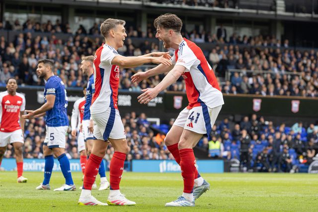 Meia hora bastou para Arsenal adiar título do Liverpool