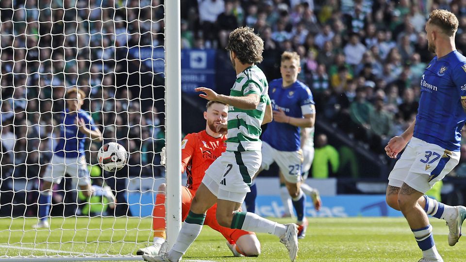 Finalização complicada de Jota, que tinha acabado de entrar no Celtic