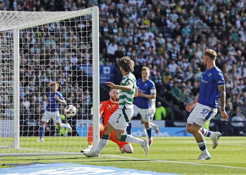 Finalização complicada de Jota, que tinha acabado de entrar no Celtic