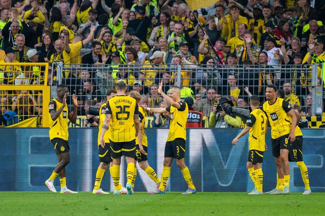 Borussia Dortmund a celebrar um dos três golos marcados ao M'gladbach